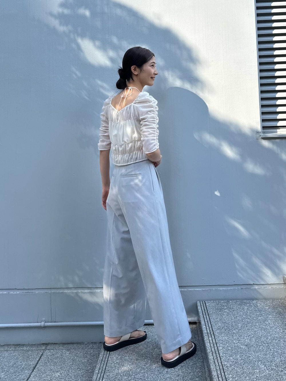 グレー系のその他パンツ、ホワイト系のシャツ/ブラウスを着用したレディースの夏コーディネートの2枚目の写真