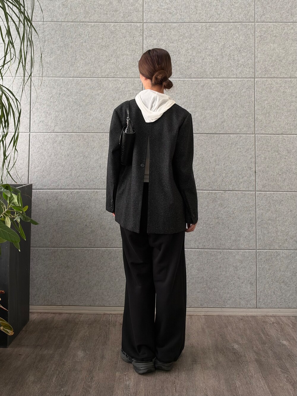ブラック系のその他パンツ、ホワイト系のニット/セーター、ブラック系のテーラードジャケットを着用したレディースの秋コーディネートの3枚目の写真