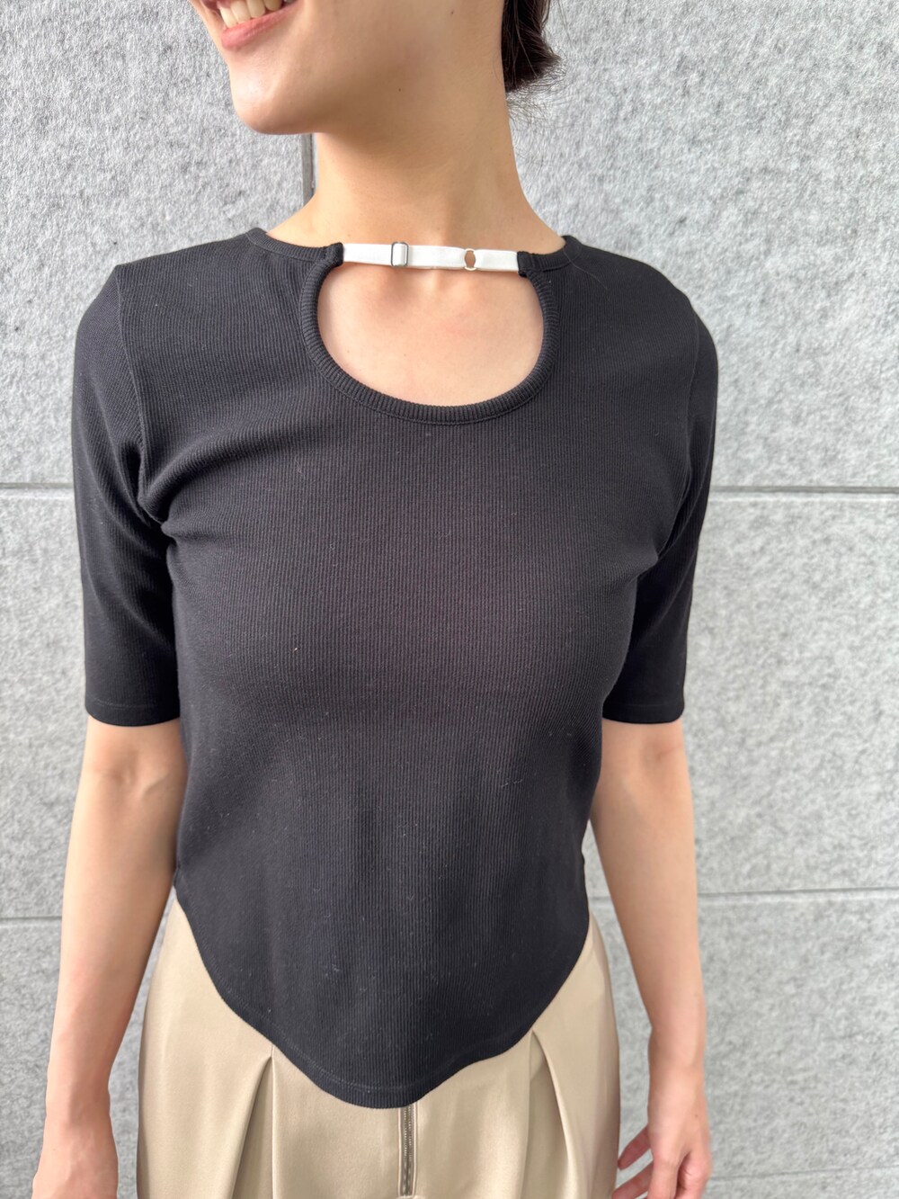 ブラック系のTシャツ/カットソーを着用したレディースの春コーディネートの5枚目の写真