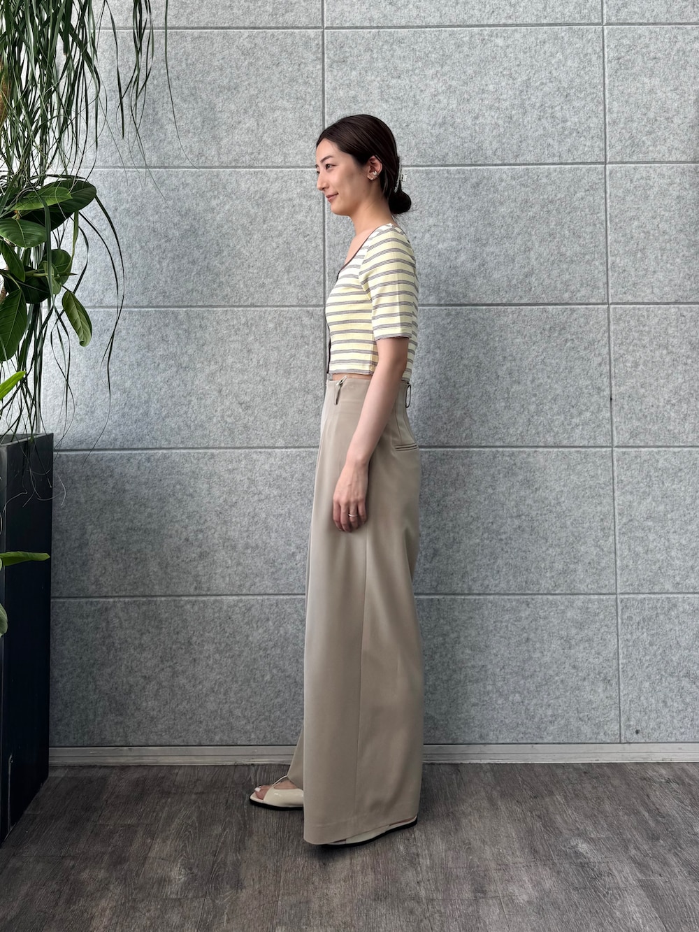 ベージュ系のその他パンツ、イエロー系のその他トップスを着用したレディースの春コーディネートの2枚目の写真