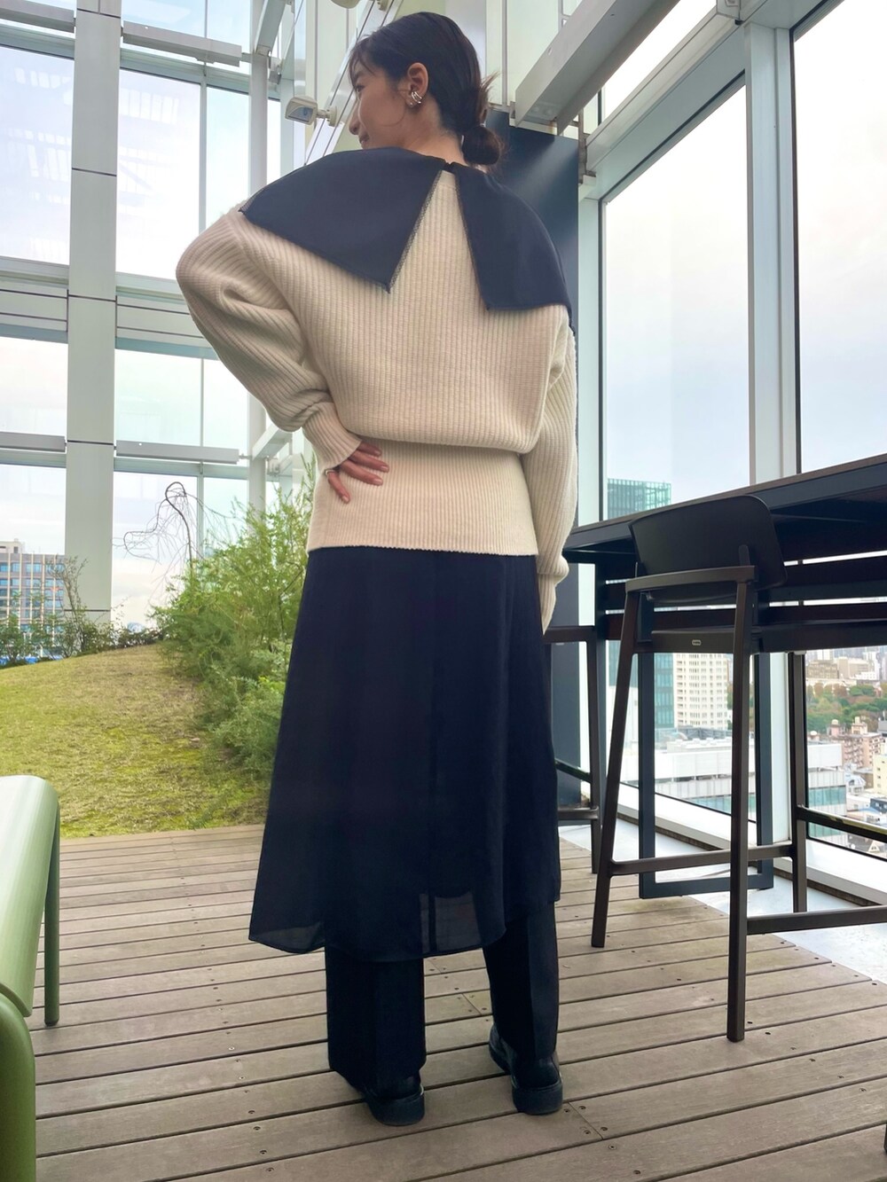 ホワイト系のカーディガン/ボレロ、ブラック系のワンピース、ブラック系のその他パンツを着用したレディースの秋コーディネートの2枚目の写真
