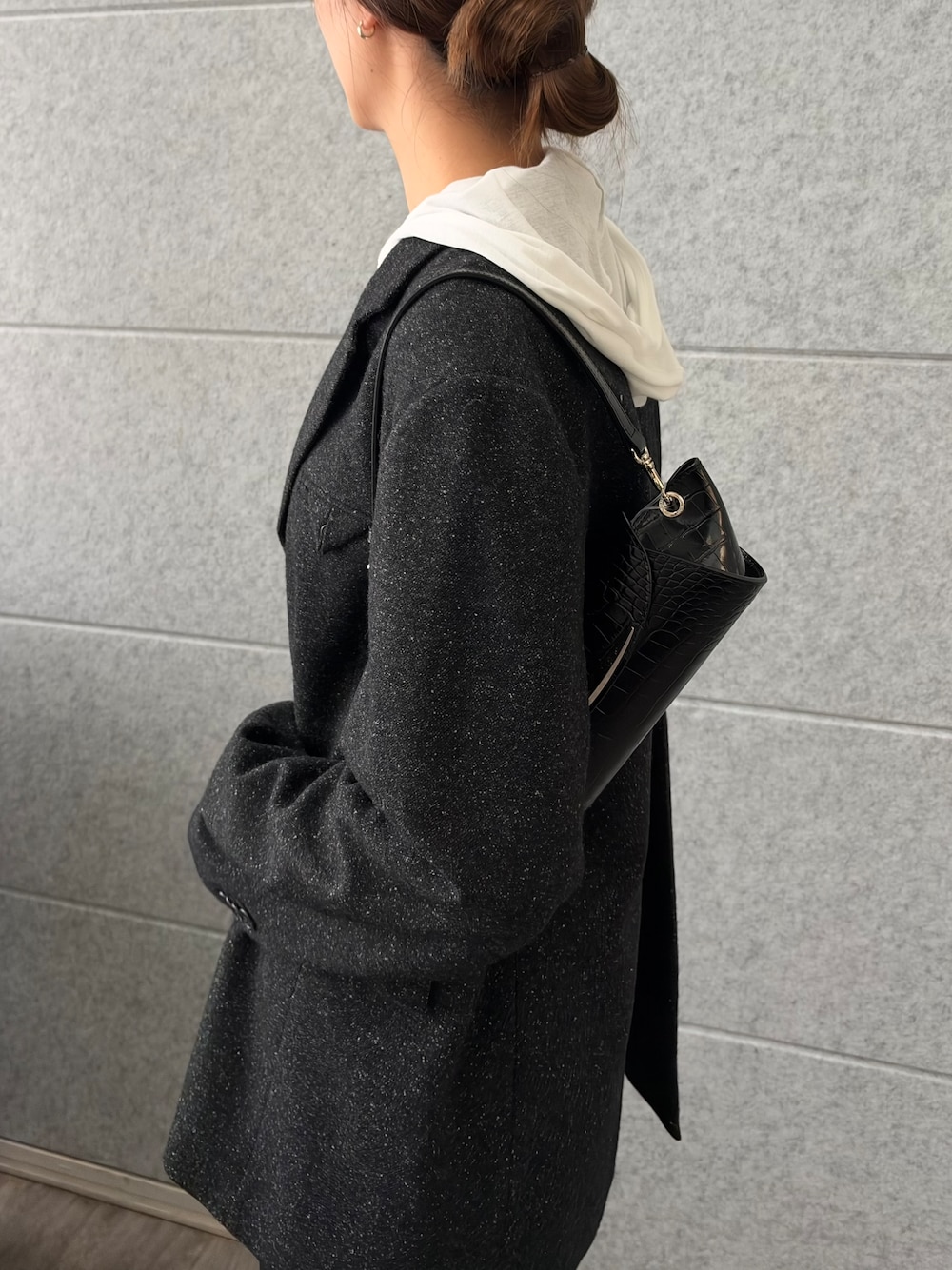 ブラック系のその他パンツ、ホワイト系のニット/セーター、ブラック系のテーラードジャケットを着用したレディースの秋コーディネートの7枚目の写真