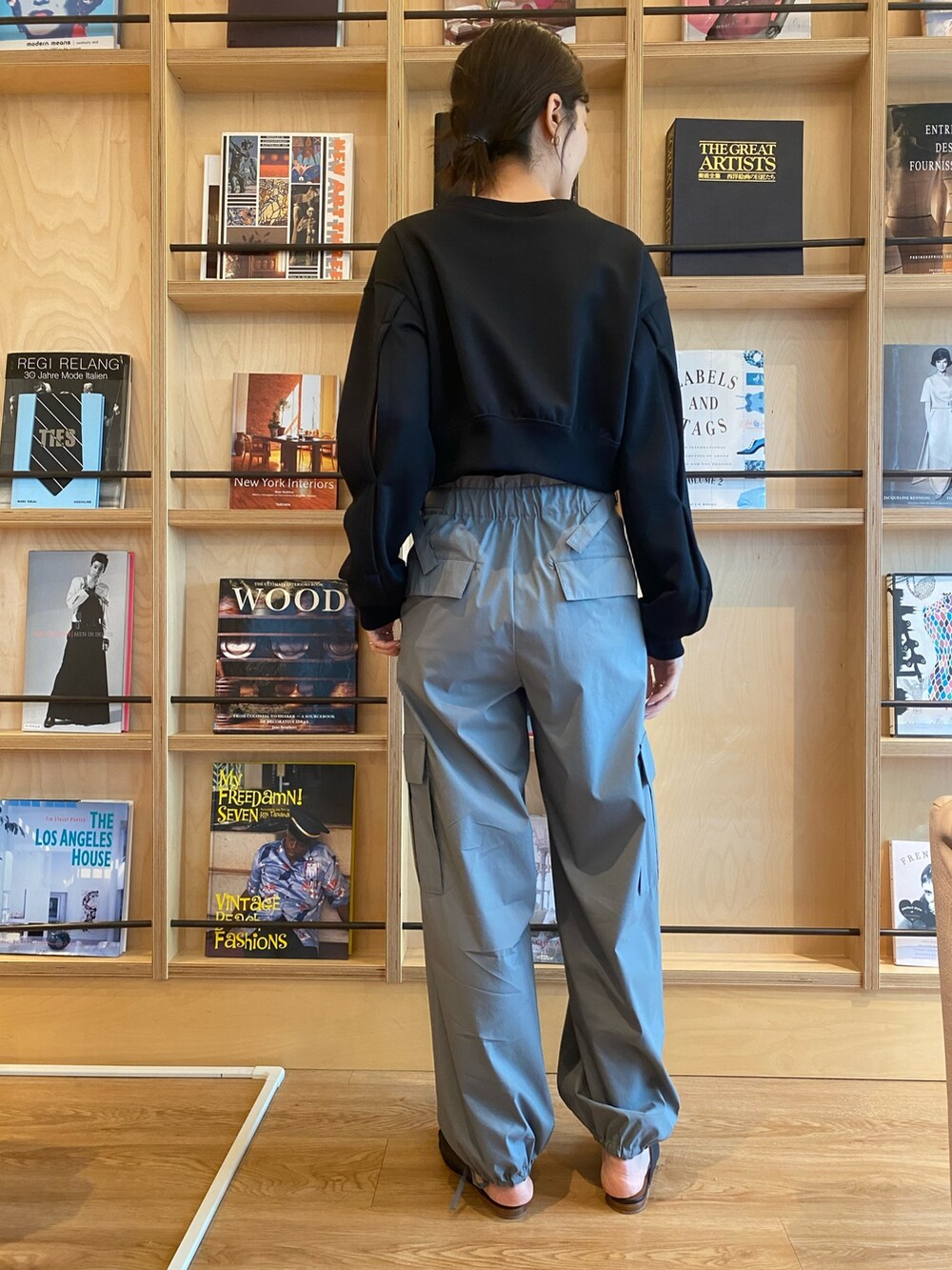 ブラック系のスウェット、グレー系のその他パンツを着用したレディースの春コーディネートの3枚目の写真