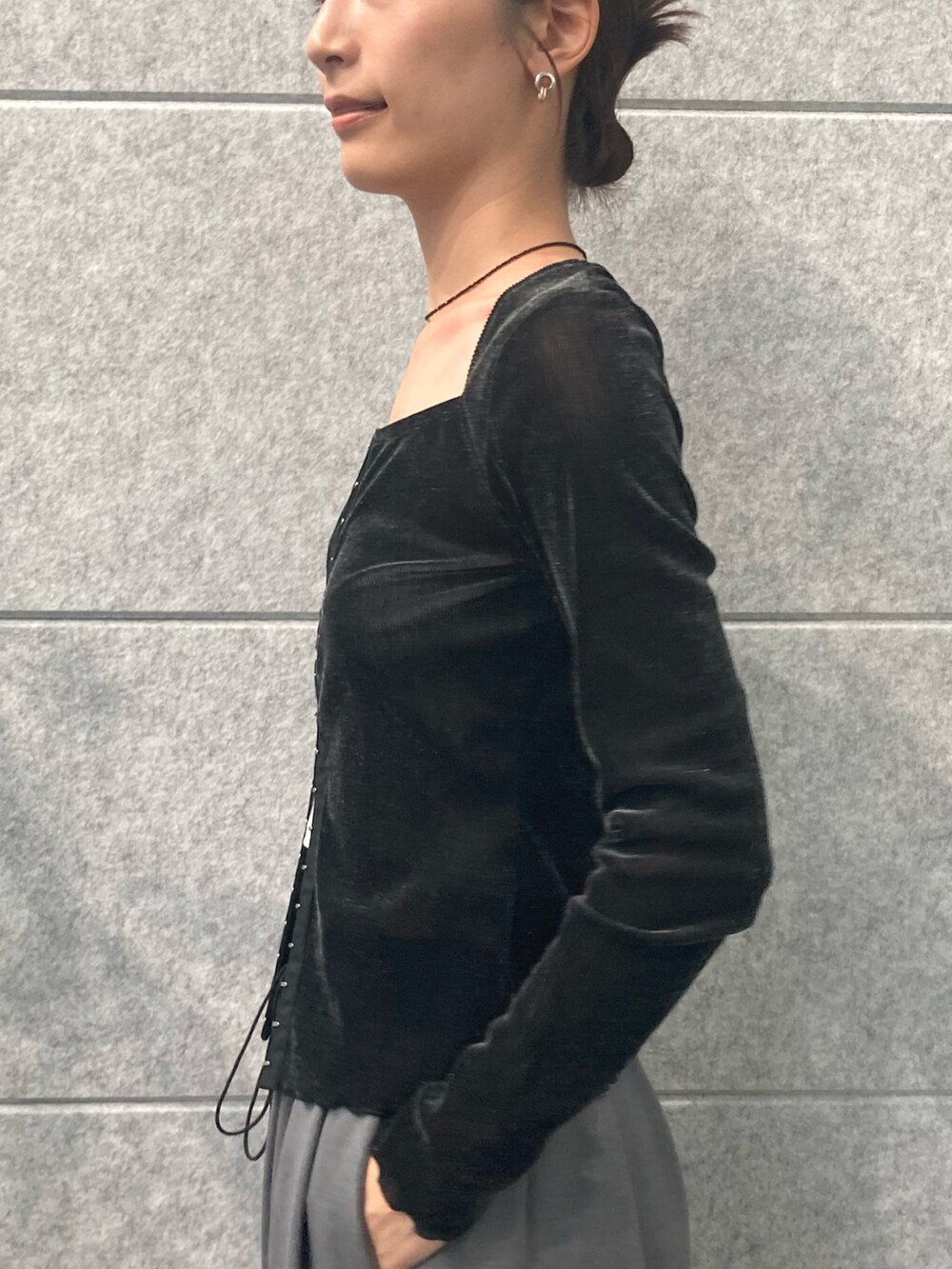 ブラック系のTシャツ/カットソー、グレー系のその他パンツ、ホワイト系のチューブトップを着用したレディースの秋コーディネートの5枚目の写真