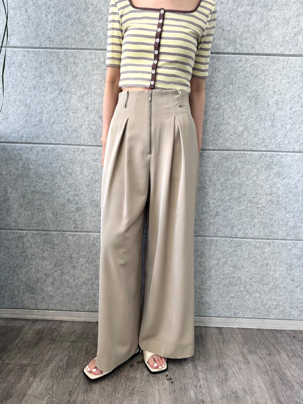 ベージュ系のその他パンツ、イエロー系のその他トップスを着用したレディースの春コーディネートの8枚目の写真