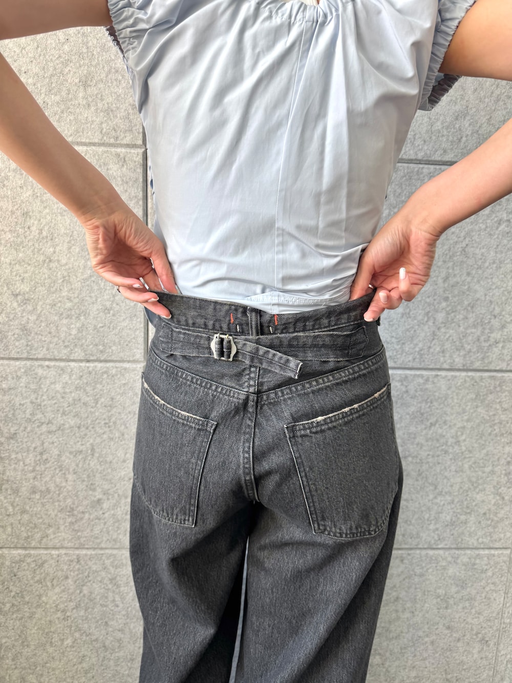 ブルー系のシャツ/ブラウス、ホワイト系のタンクトップを着用したレディースの夏コーディネートの7枚目の写真