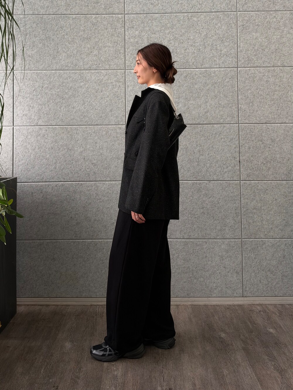 ブラック系のその他パンツ、ホワイト系のニット/セーター、ブラック系のテーラードジャケットを着用したレディースの秋コーディネートの2枚目の写真