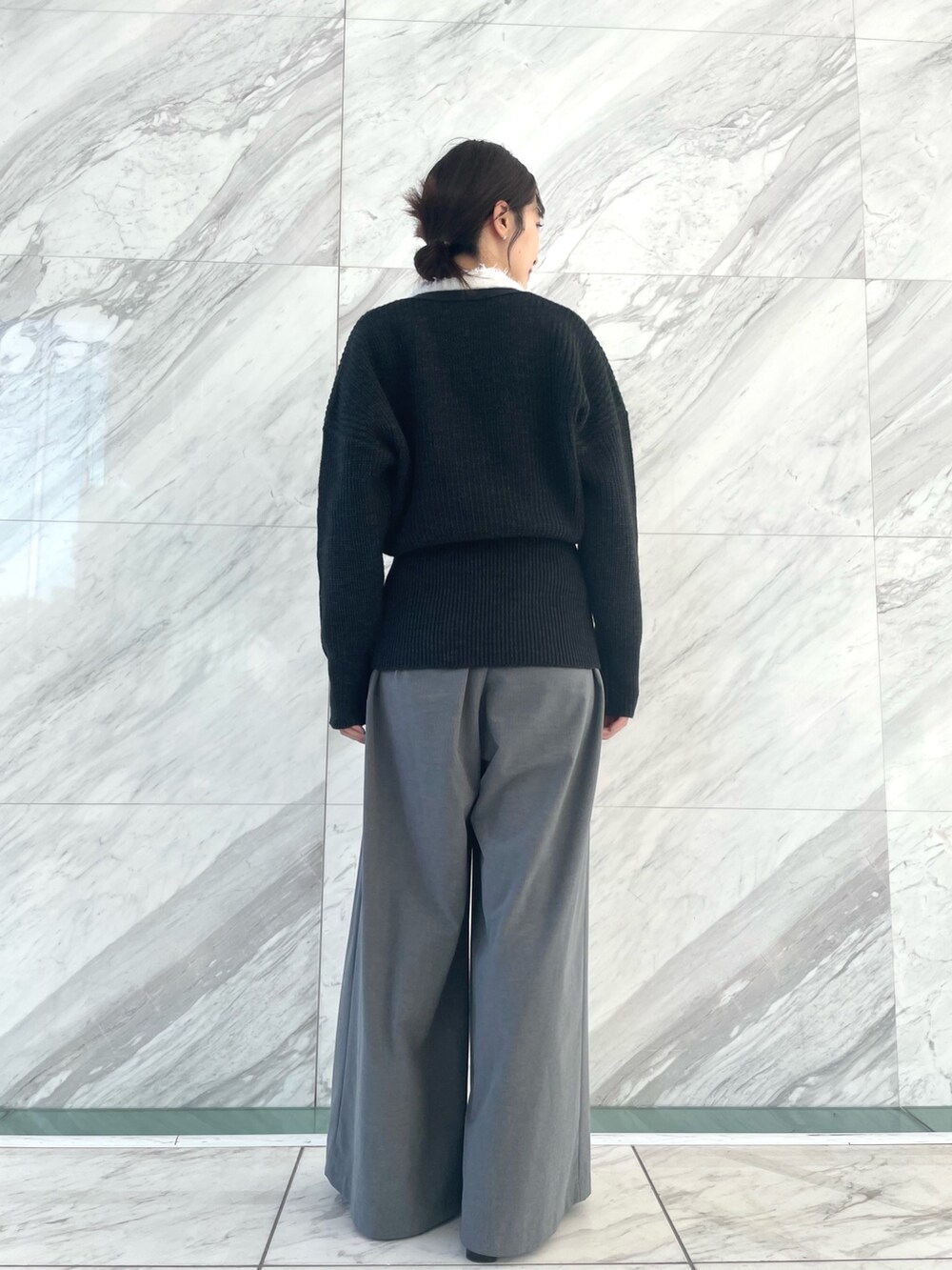 グレー系のカーディガン/ボレロ、ホワイト系のシャツ/ブラウス、グレー系のその他パンツを着用したレディースの冬コーディネートの3枚目の写真