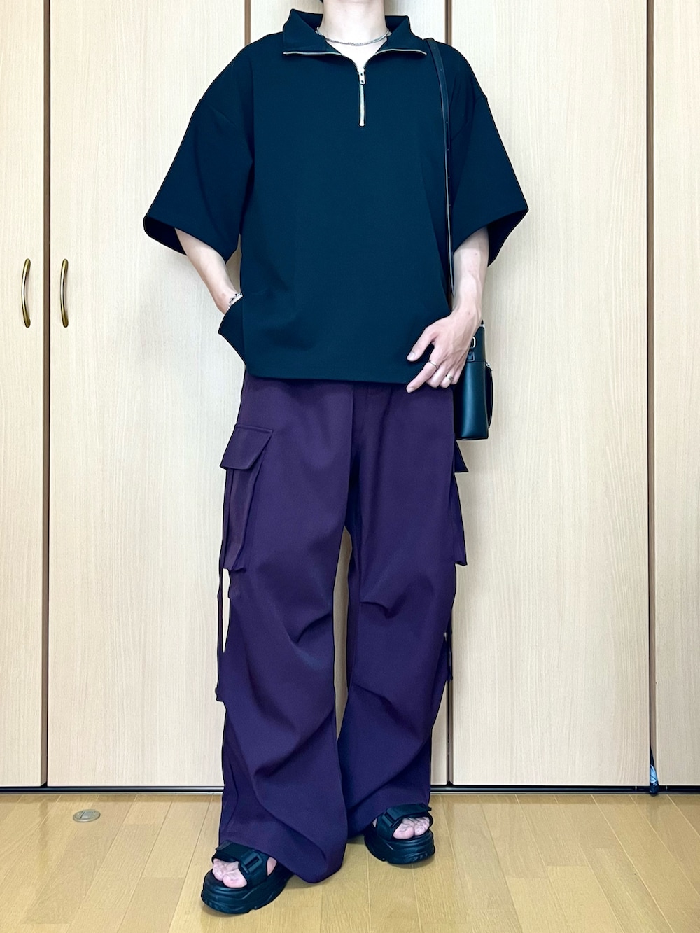 「夏コーデ、夏服、ハーフジップ、カーゴパンツ、サンダル、ショルダーバッグ、きれいめカジュアル、キレイめ、カジュアル、シンプルコーデ、LILL、プチプラ」｜「LILLのサイドスリットコットンポンチビッグシルエット5分袖ハーフジップカットソー（Tシャツ/カットソー、ブラック系）」を使った、kazukiさん（メンズ・174cm）の夏コーディネートの2枚目の写真