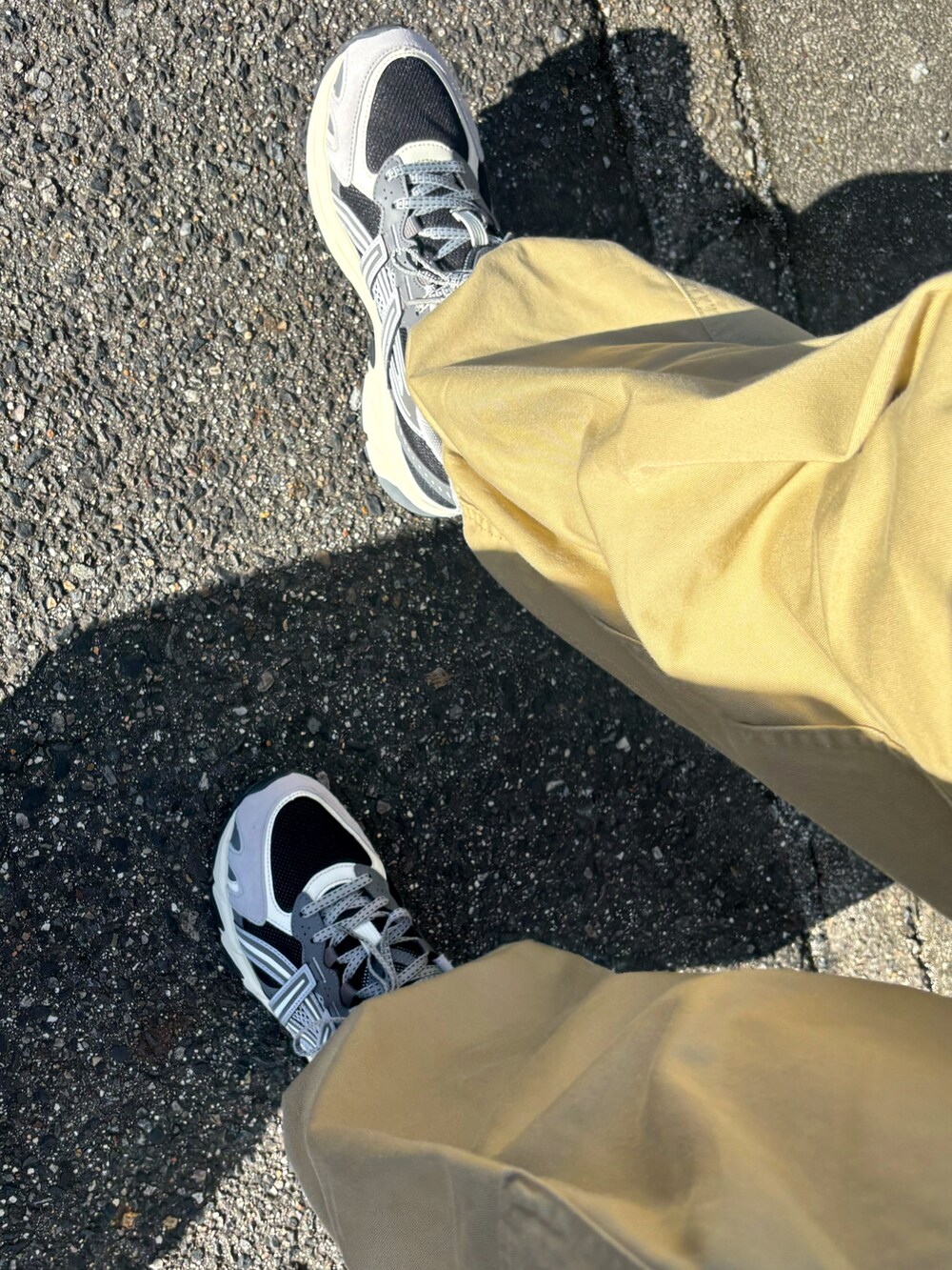 ブラック系のスニーカー、グレー系のニット/セーター、ベージュ系のカーゴパンツを着用したレディースの秋コーディネートの2枚目の写真