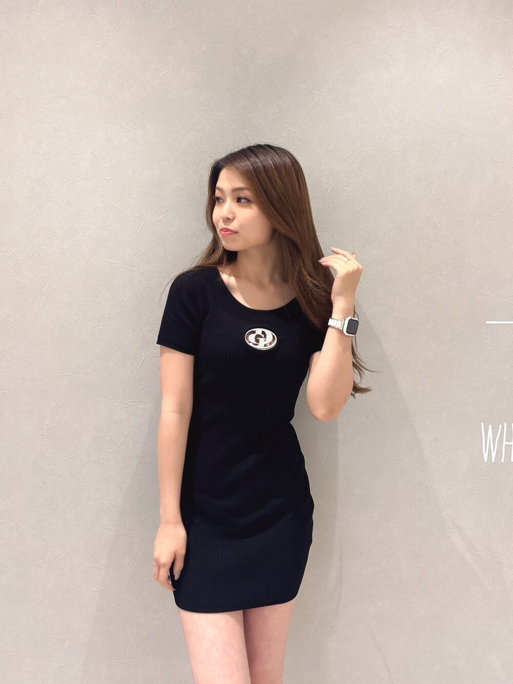 ブラック系のワンピース、ホワイト系のサンダルを着用したレディースの夏コーディネートの4枚目の写真