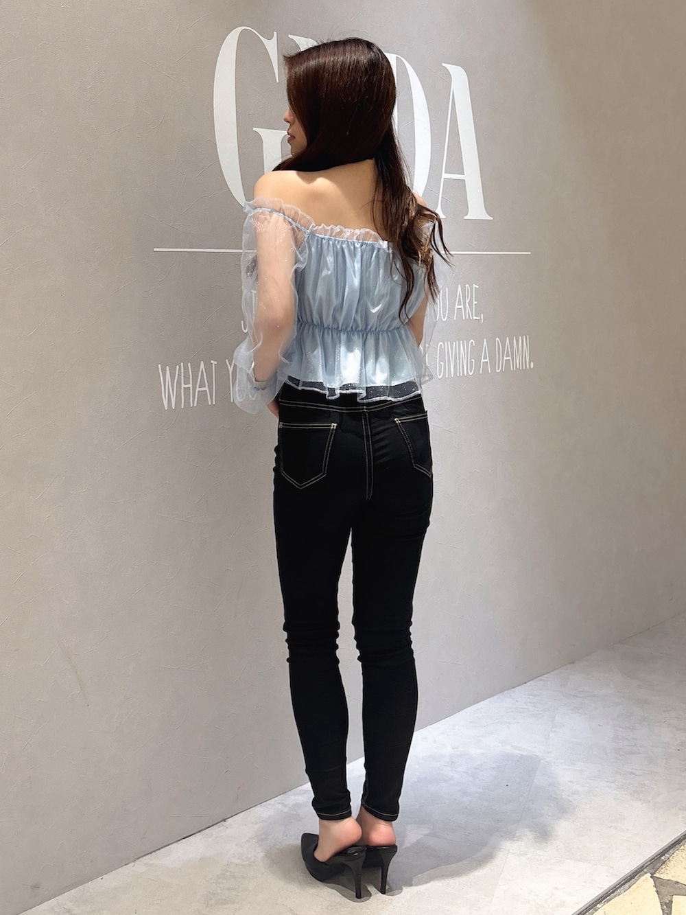 ブルー系のシャツ/ブラウス、ブラック系のデニムパンツ、ホワイト系のパンプスを着用したレディースの春コーディネートの3枚目の写真