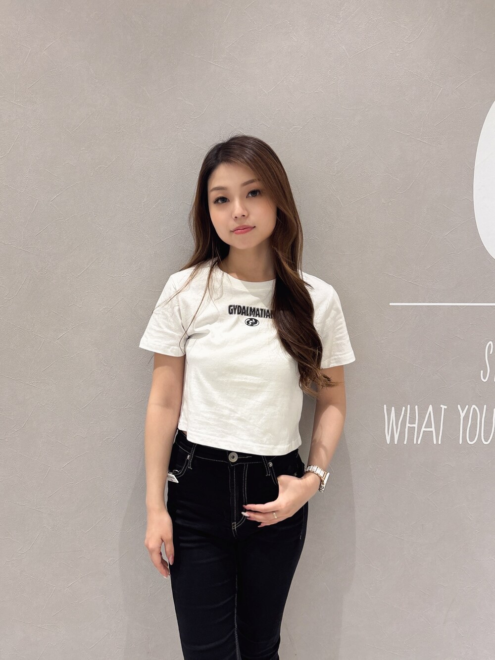 ホワイト系のTシャツ/カットソー、ブラック系のデニムパンツ、ホワイト系のパンプスを着用したレディースの夏コーディネートの4枚目の写真