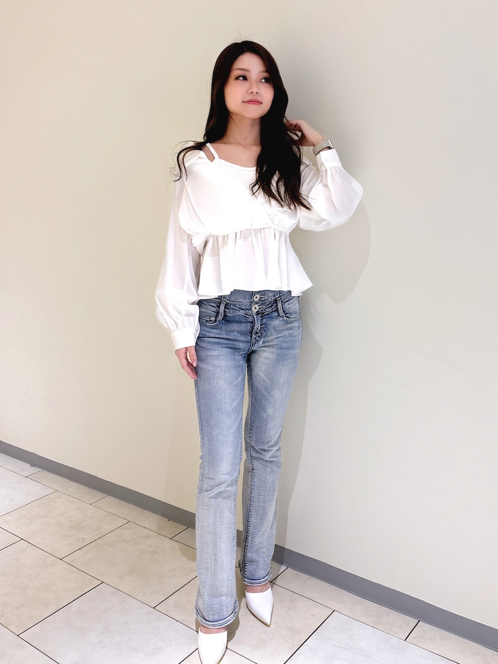 ホワイト系のシャツ/ブラウス、ブルー系のデニムパンツ、ホワイト系のパンプスを着用したレディースの冬コーディネートの2枚目の写真