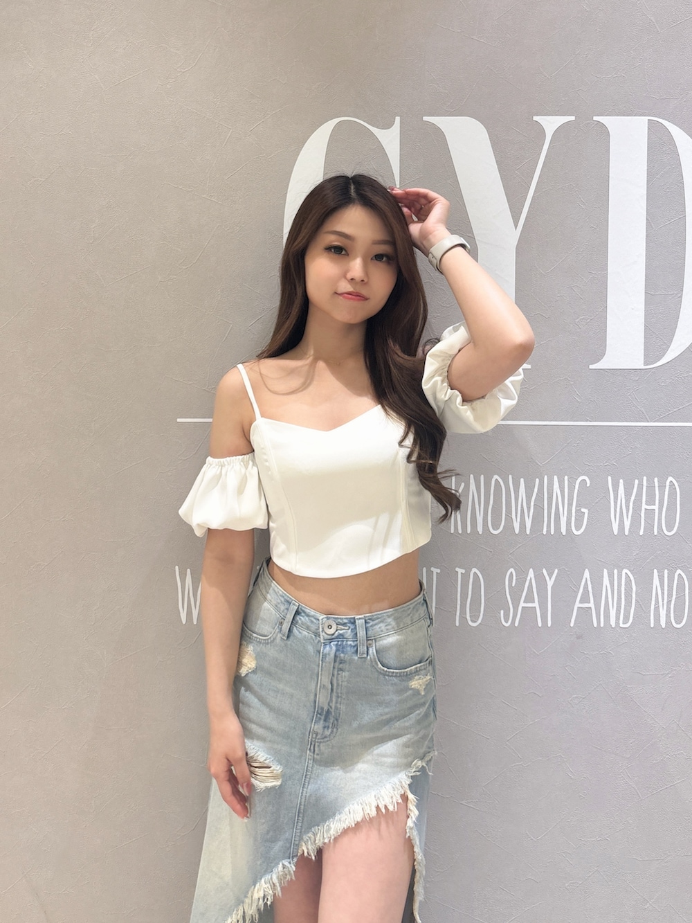 ホワイト系のシャツ/ブラウス、ブルー系のデニムスカート、ブラック系のサンダルを着用したレディースの春コーディネートの4枚目の写真