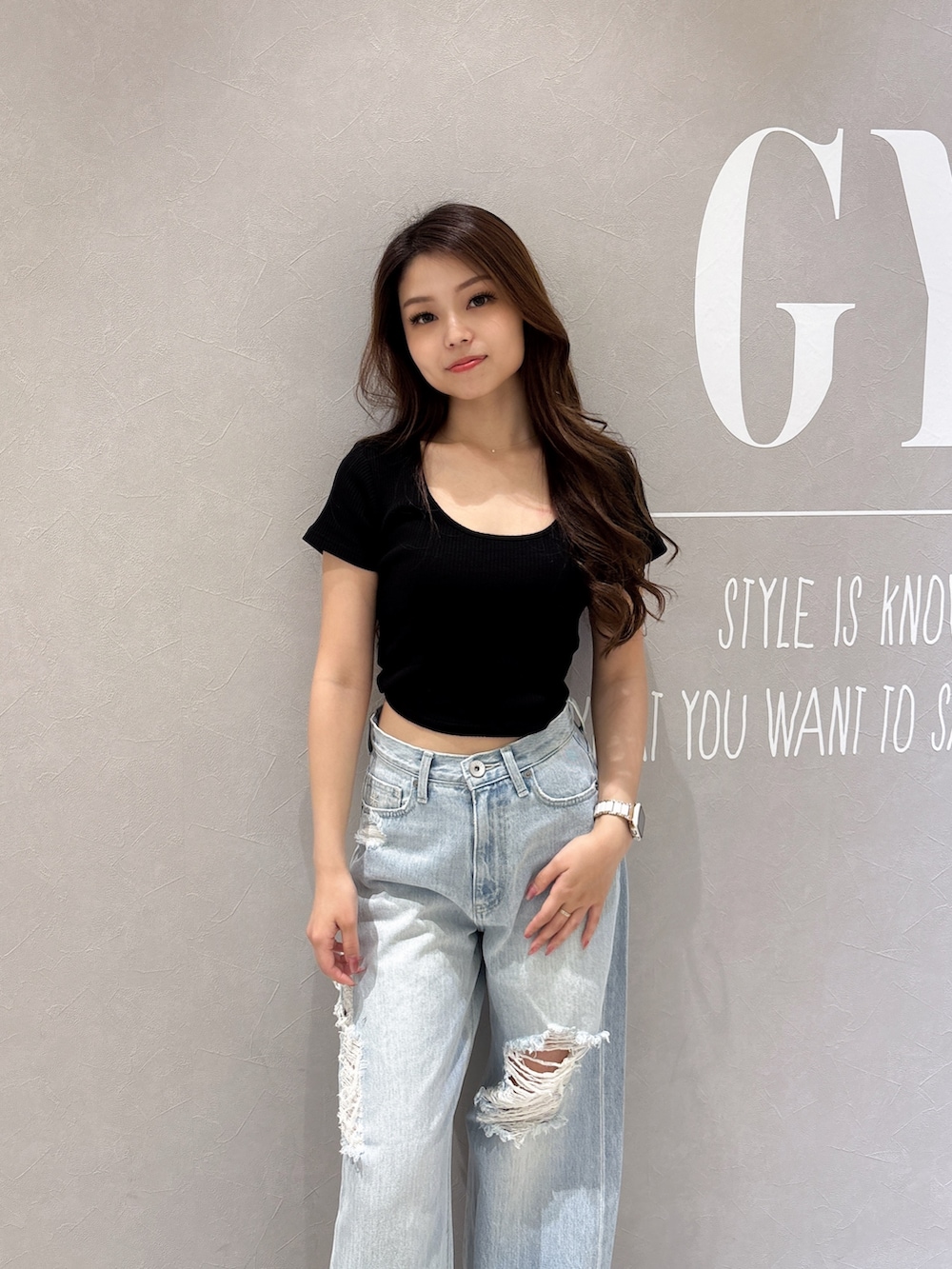 ブラック系のTシャツ/カットソー、ブルー系のデニムパンツ、ブラック系のサンダルを着用したレディースの夏コーディネートの4枚目の写真