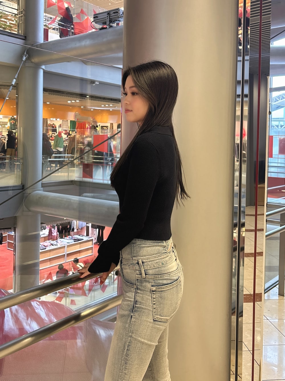 その他のニット/セーター、ブルー系のデニムパンツ、ブラック系のブーツを着用したレディースの春コーディネートの5枚目の写真