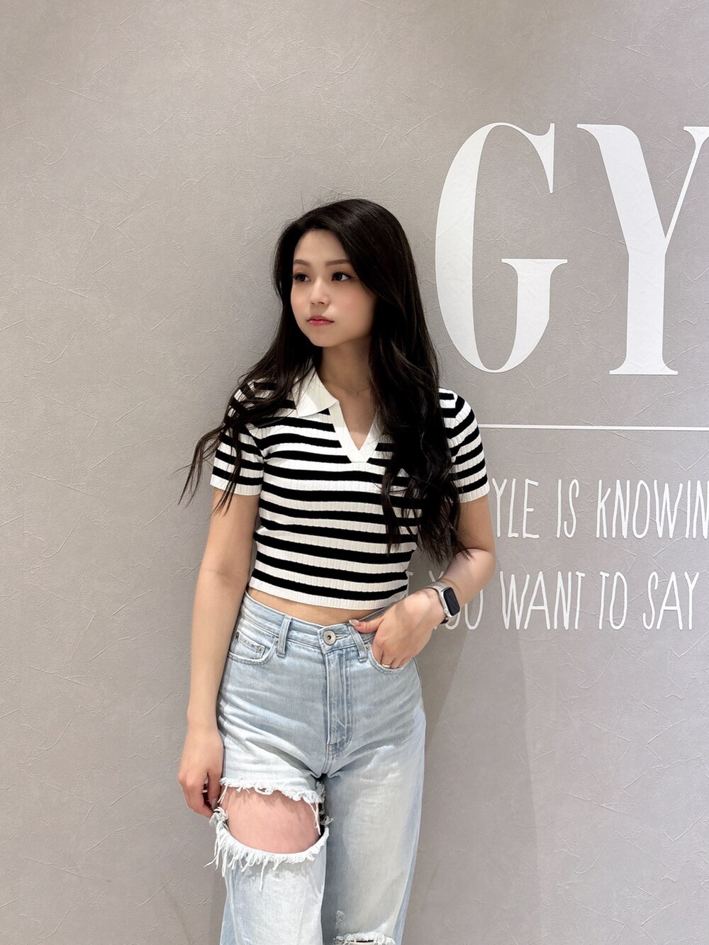 その他のニット/セーター、ブルー系のデニムパンツ、ホワイト系のパンプスを着用したレディースの春コーディネートの5枚目の写真