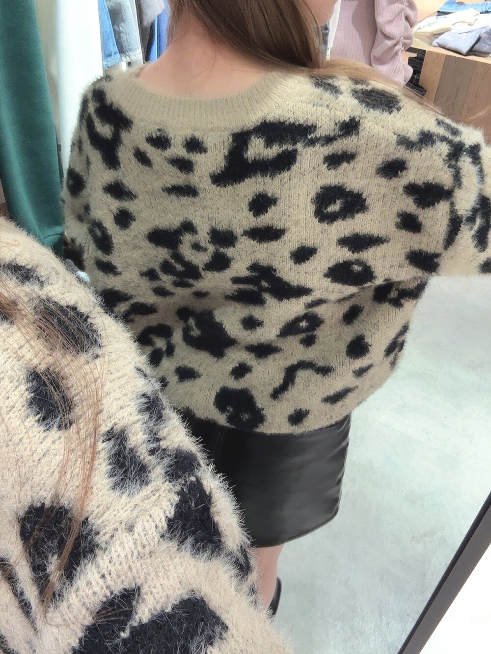 ベージュ系のニット/セーター、ブラック系のスカート、ブラック系のブーツを着用したレディースの冬コーディネートの5枚目の写真