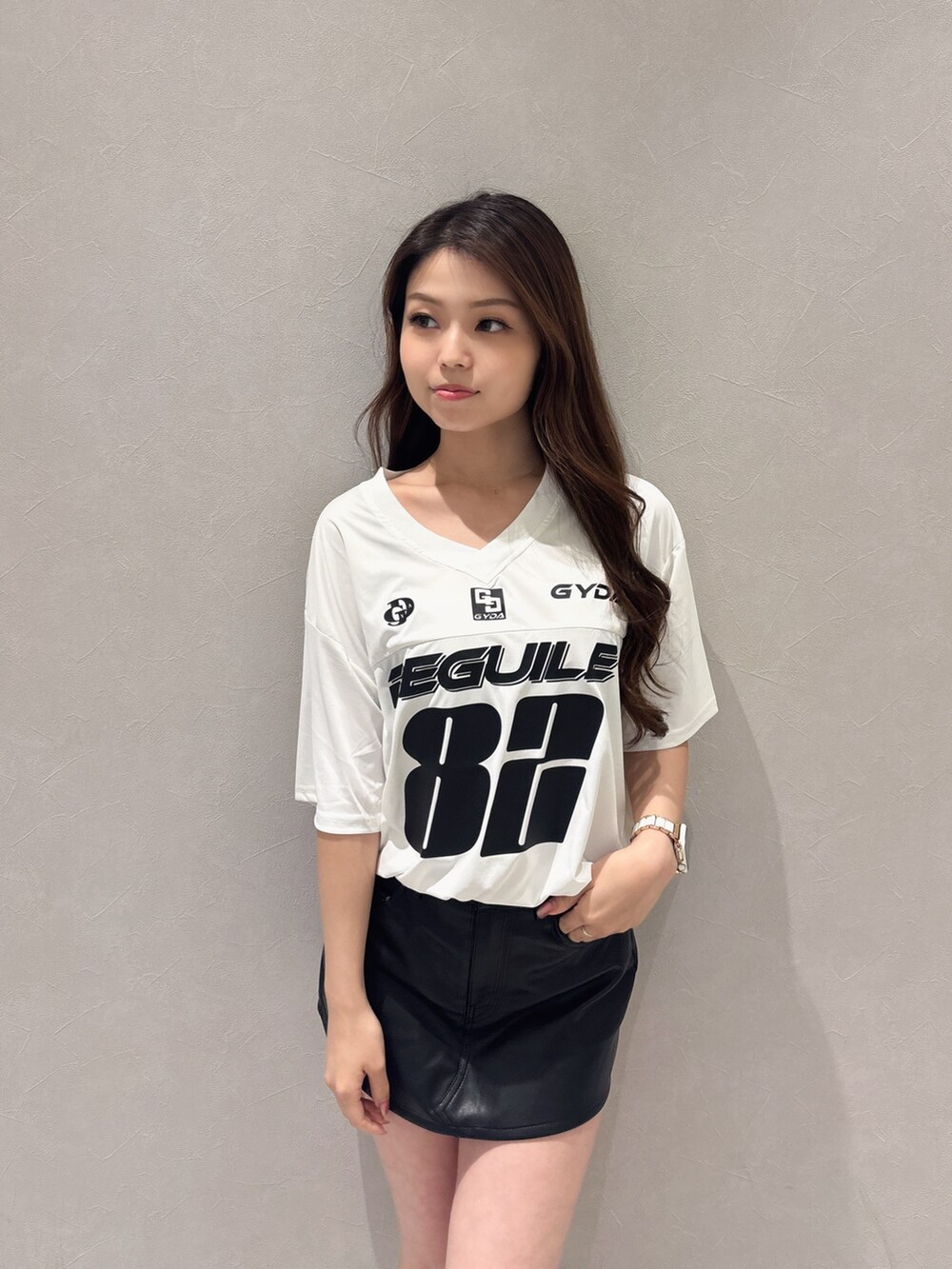 ホワイト系のTシャツ/カットソー、ブラック系のスカート、ホワイト系のサンダルを着用したレディースの夏コーディネートの4枚目の写真