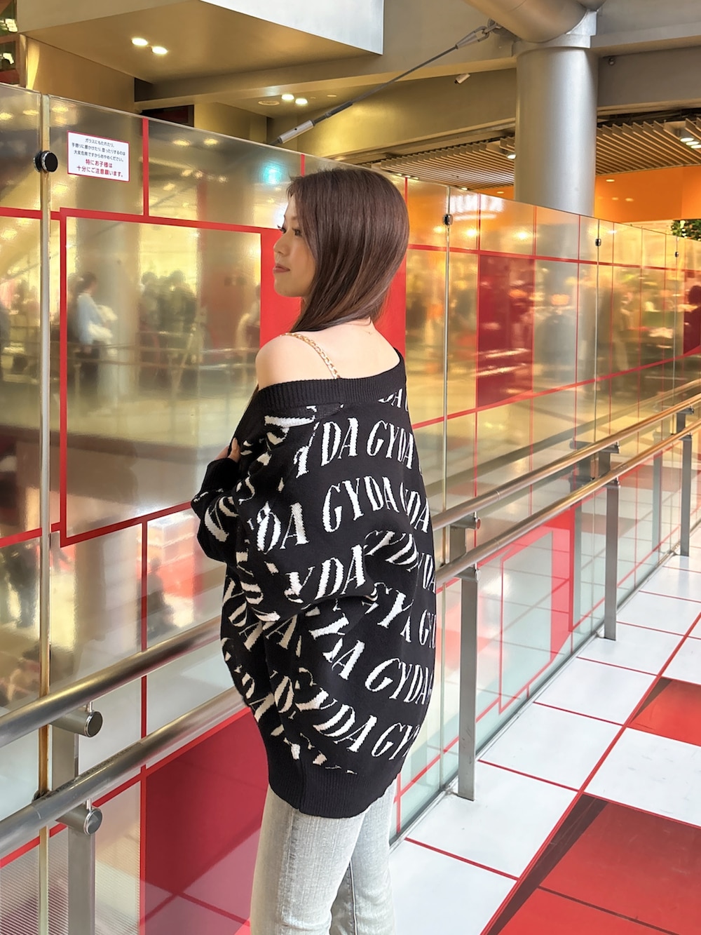 ブラック系のカーディガン/ボレロ、ホワイト系のキャミソール、ブルー系のデニムパンツを着用したレディースの春コーディネートの5枚目の写真