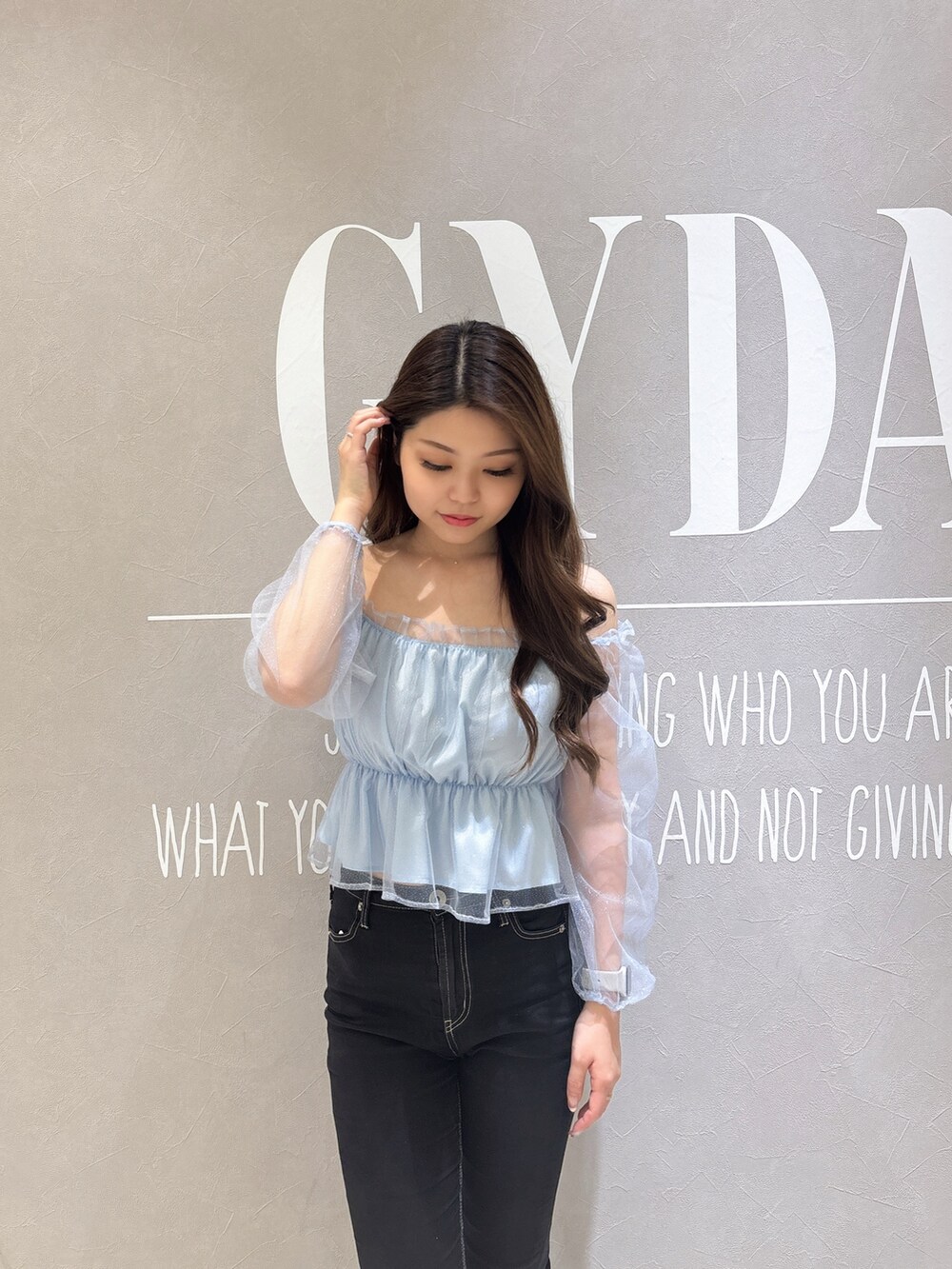 ブルー系のシャツ/ブラウス、ブラック系のデニムパンツ、ホワイト系のパンプスを着用したレディースの春コーディネートの5枚目の写真