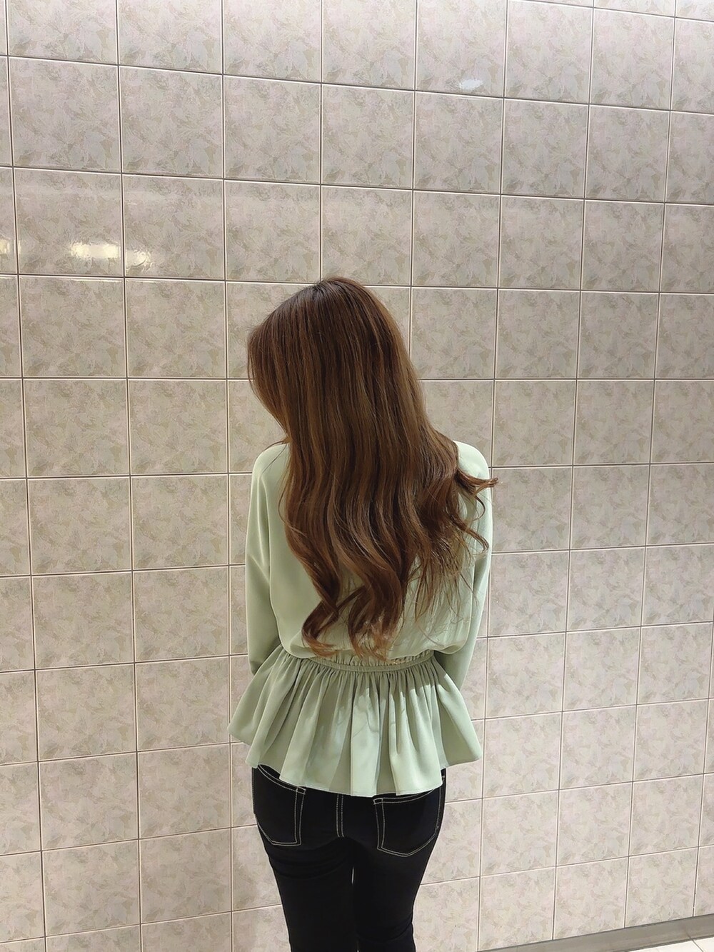 グリーン系のシャツ/ブラウス、ブラック系のデニムパンツ、ホワイト系のパンプスを着用したレディースの冬コーディネートの8枚目の写真