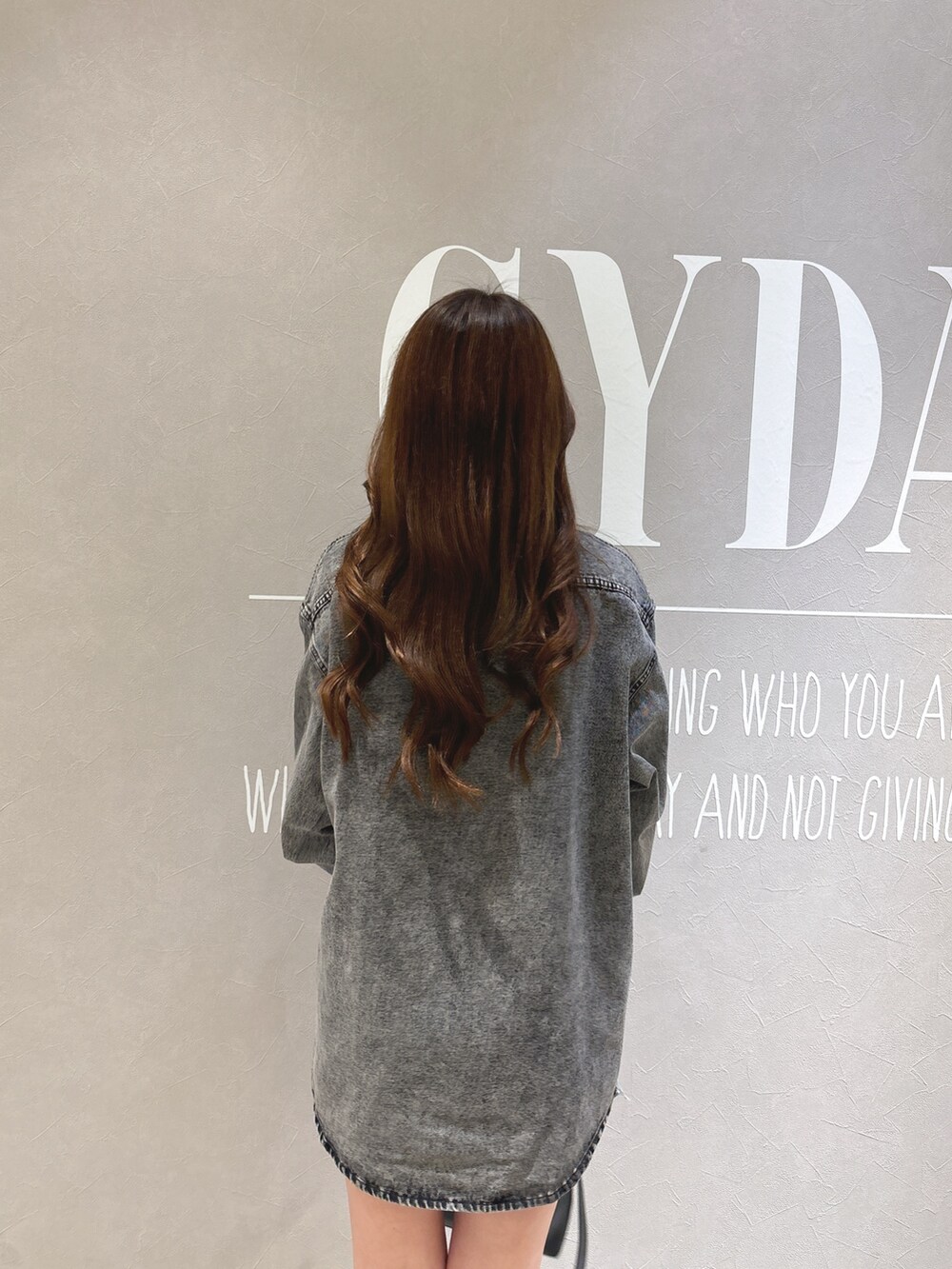 ブラック系のシャツ/ブラウス、ブラック系のブーツ、ブラック系のハンドバッグを着用したレディースの春コーディネートの8枚目の写真