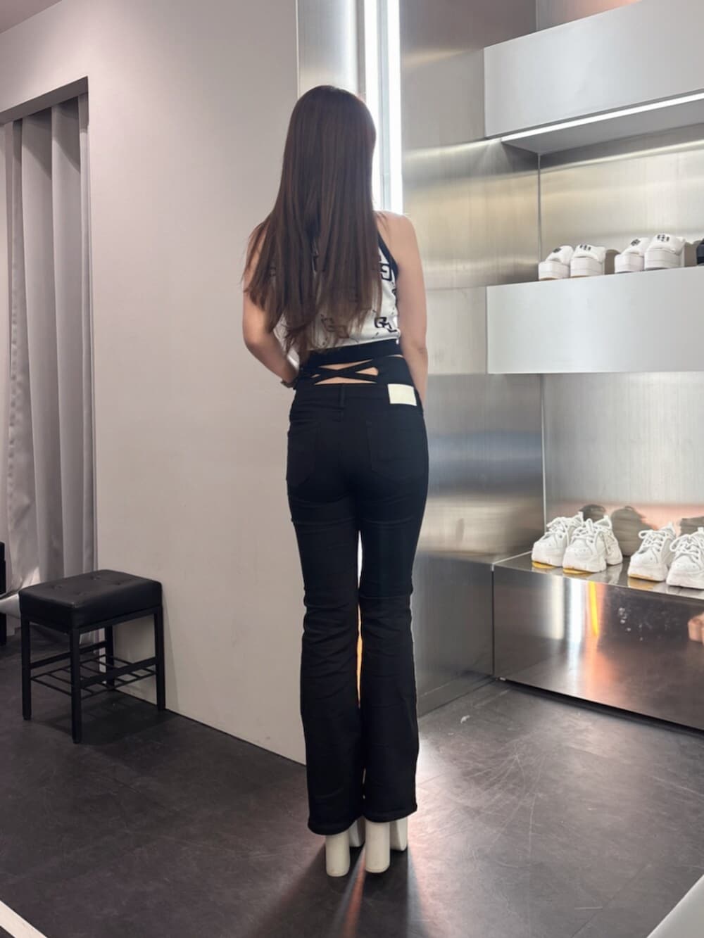 ブルー系のデニムパンツ、ホワイト系のサンダル、ピンク系のタンクトップを着用したレディースの夏コーディネートの3枚目の写真