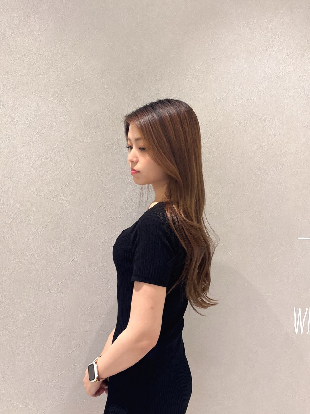 ブラック系のワンピース、ホワイト系のサンダルを着用したレディースの夏コーディネートの5枚目の写真