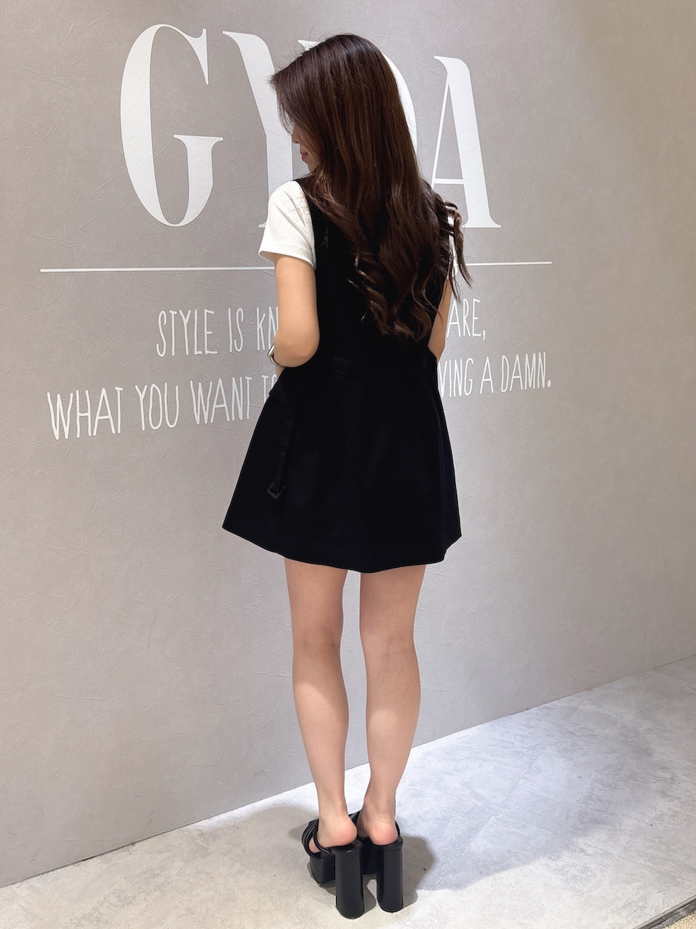 ブラック系のサンダル、ブラック系のベスト、ブラック系のその他パンツを着用したレディースの春コーディネートの4枚目の写真