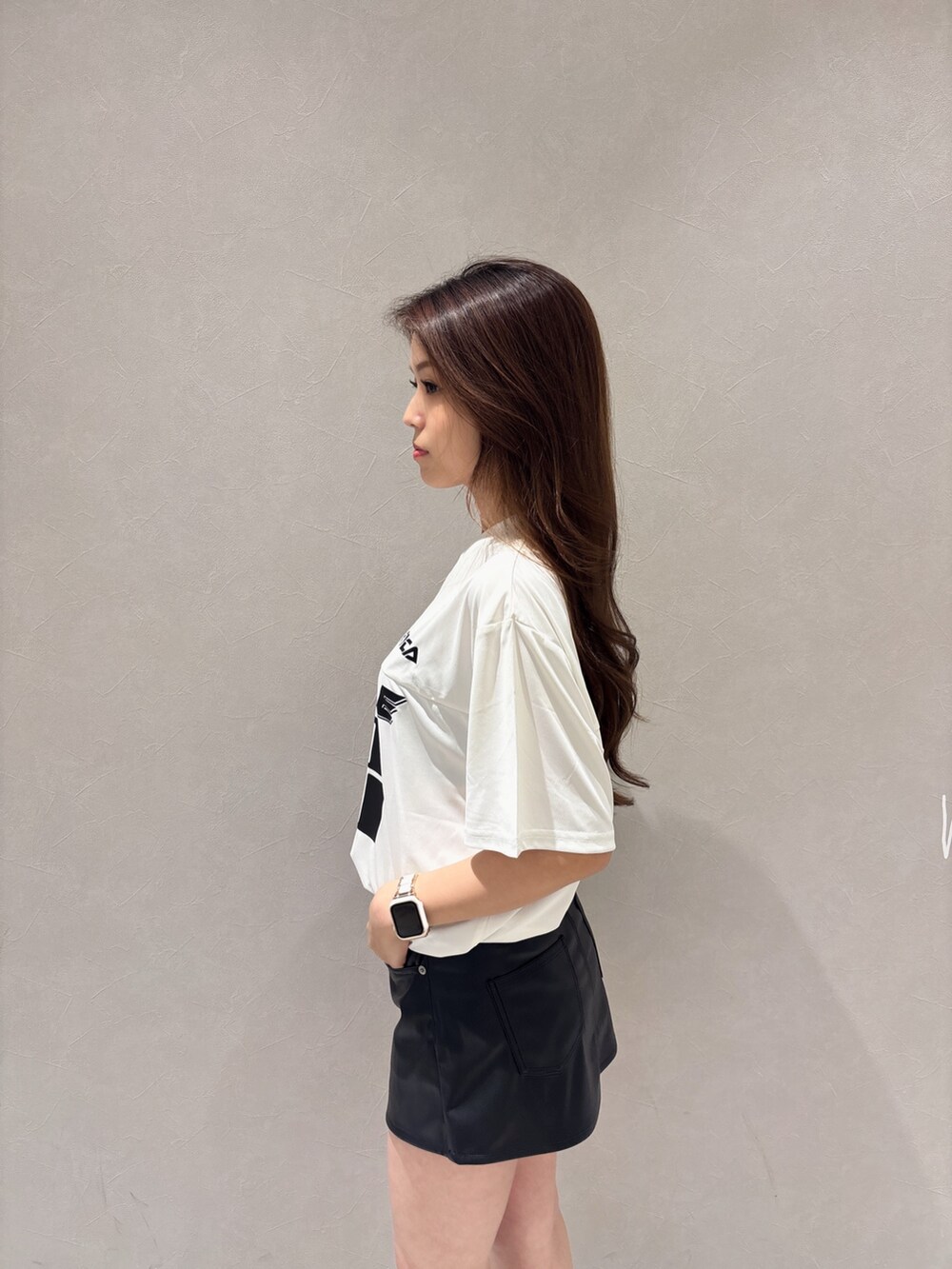 ホワイト系のTシャツ/カットソー、ブラック系のスカート、ホワイト系のサンダルを着用したレディースの夏コーディネートの5枚目の写真