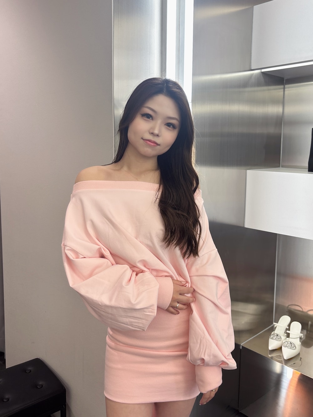 ピンク系のワンピース、ブラック系のブーツを着用したレディースの春コーディネートの4枚目の写真