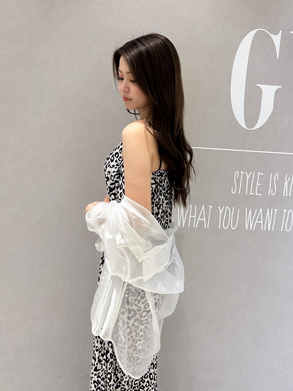 その他のキャミソール、その他のキャミソール、ホワイト系のシャツ/ブラウスを着用したレディースの春コーディネートの5枚目の写真