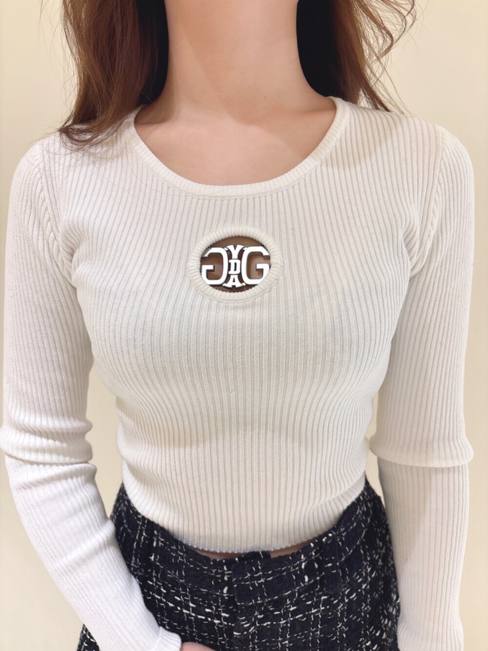 ブラック系のブーツ、ブラック系のスカート、ホワイト系のニット/セーターを着用したレディースの冬コーディネートの8枚目の写真