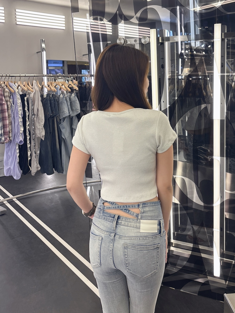 ホワイト系のサンダル、ブルー系のデニムパンツ、ホワイト系のTシャツ/カットソーを着用したレディースの春コーディネートの6枚目の写真