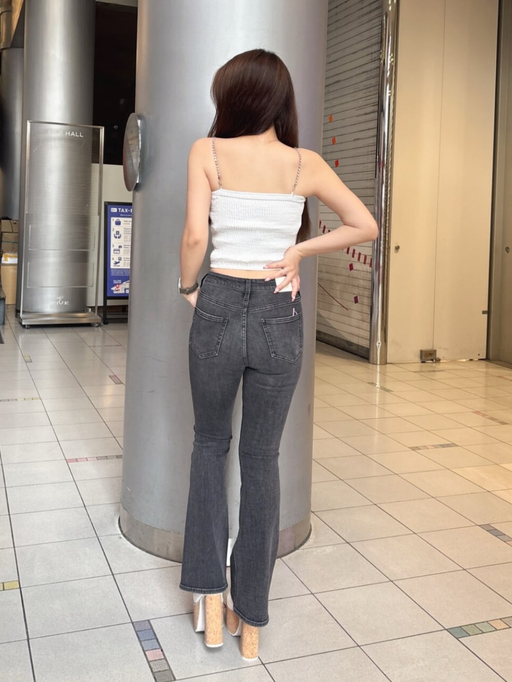 ホワイト系のサンダル、ホワイト系のシャツ/ブラウス、ブラック系のデニムパンツを着用したレディースの夏コーディネートの3枚目の写真