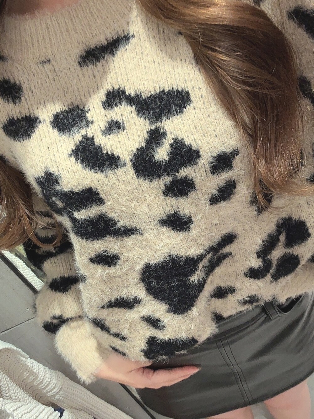 ベージュ系のニット/セーター、ブラック系のスカート、ブラック系のブーツを着用したレディースの冬コーディネートの6枚目の写真