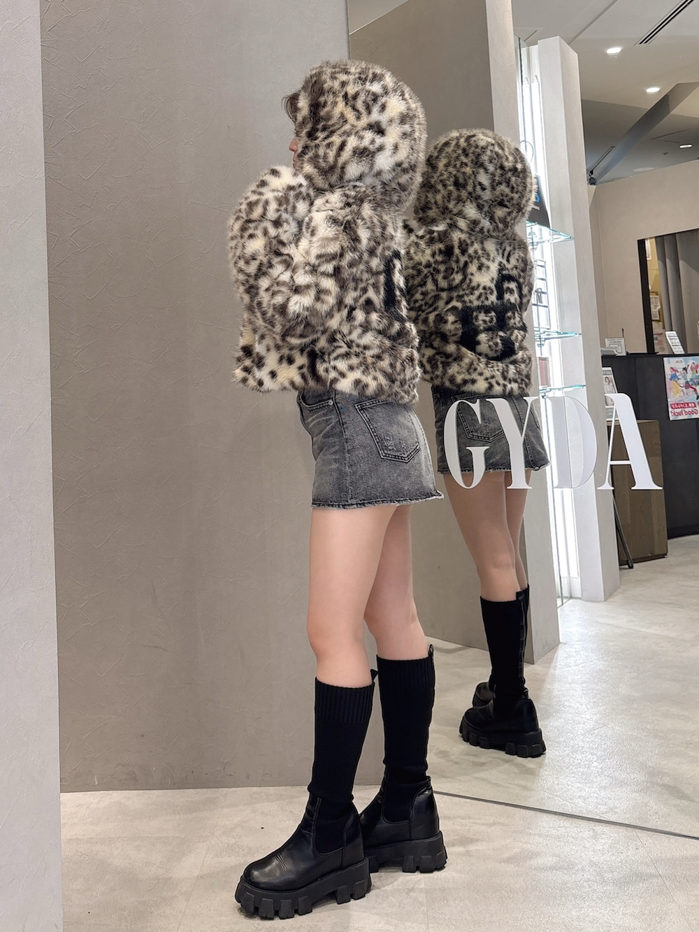 その他のブルゾン、ホワイト系のニット/セーター、ブルー系のデニムスカートを着用したレディースの秋コーディネートの2枚目の写真