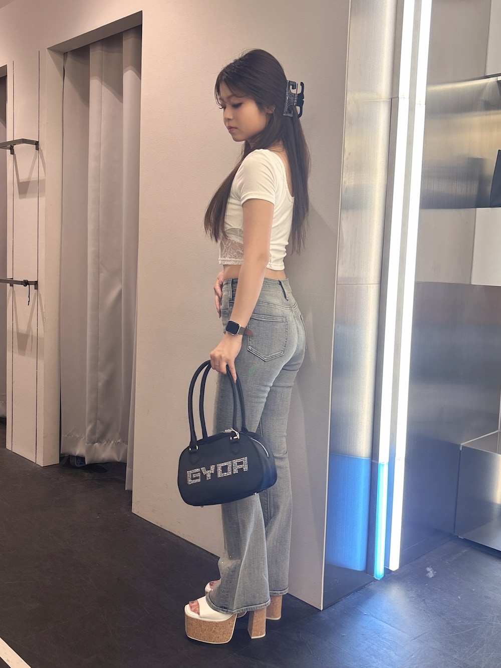 ホワイト系のTシャツ/カットソー、ブルー系のデニムパンツ、ピンク系のボストンバッグを着用したレディースの夏コーディネートの2枚目の写真