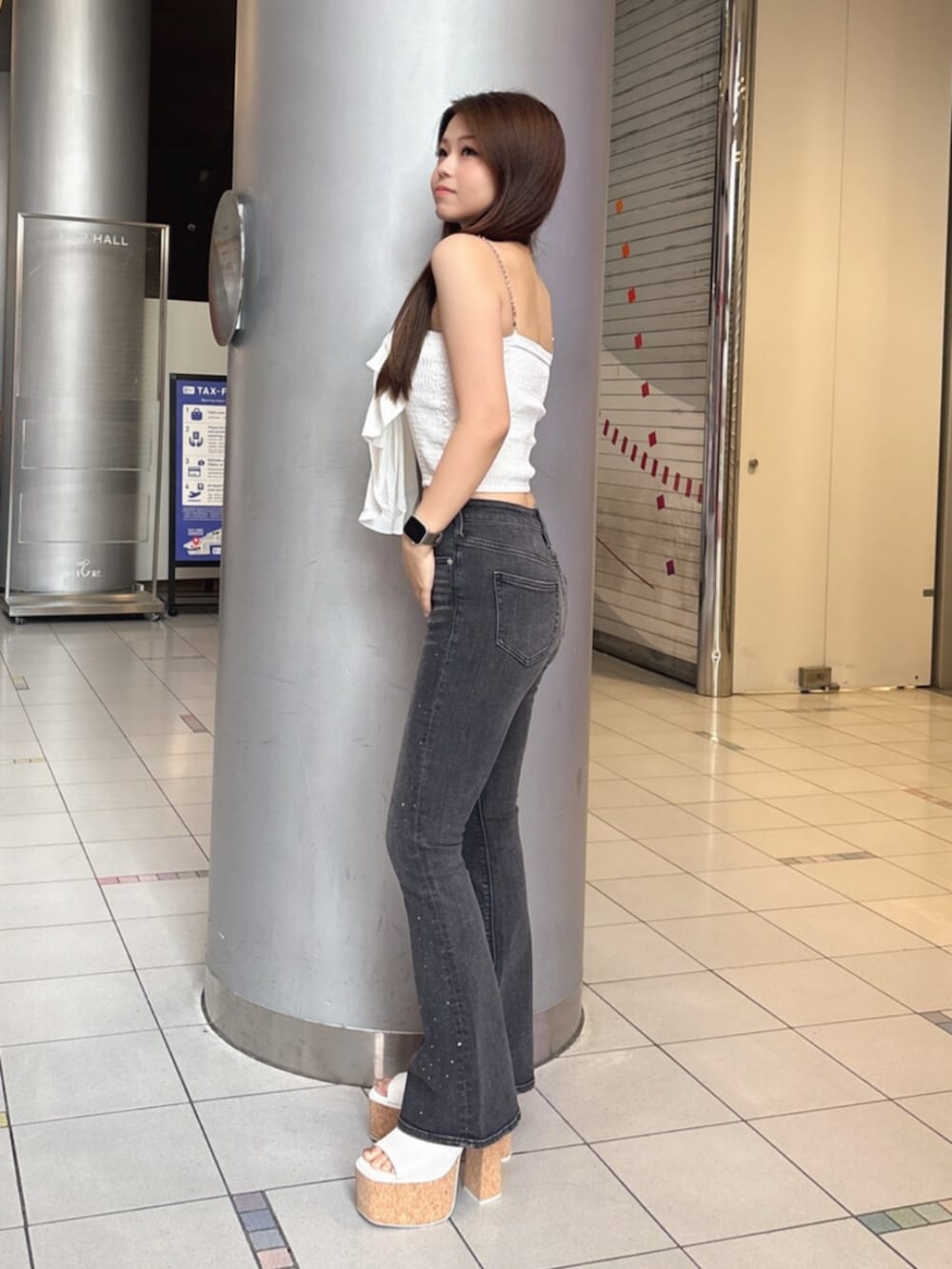 ホワイト系のサンダル、ホワイト系のシャツ/ブラウス、ブラック系のデニムパンツを着用したレディースの夏コーディネートの2枚目の写真