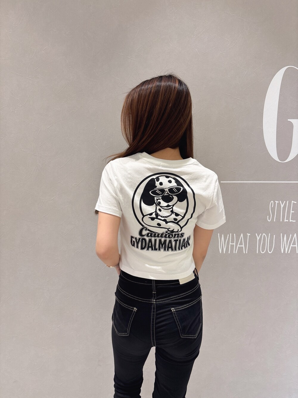 ホワイト系のTシャツ/カットソー、ブラック系のデニムパンツ、ホワイト系のパンプスを着用したレディースの夏コーディネートの6枚目の写真