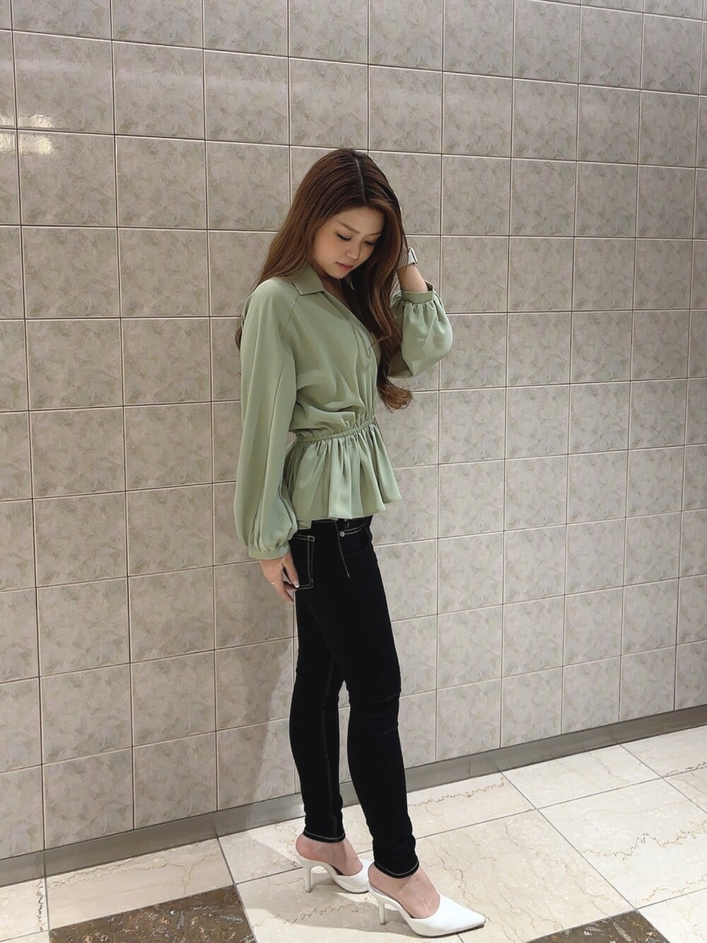 グリーン系のシャツ/ブラウス、ブラック系のデニムパンツ、ホワイト系のパンプスを着用したレディースの冬コーディネートの4枚目の写真