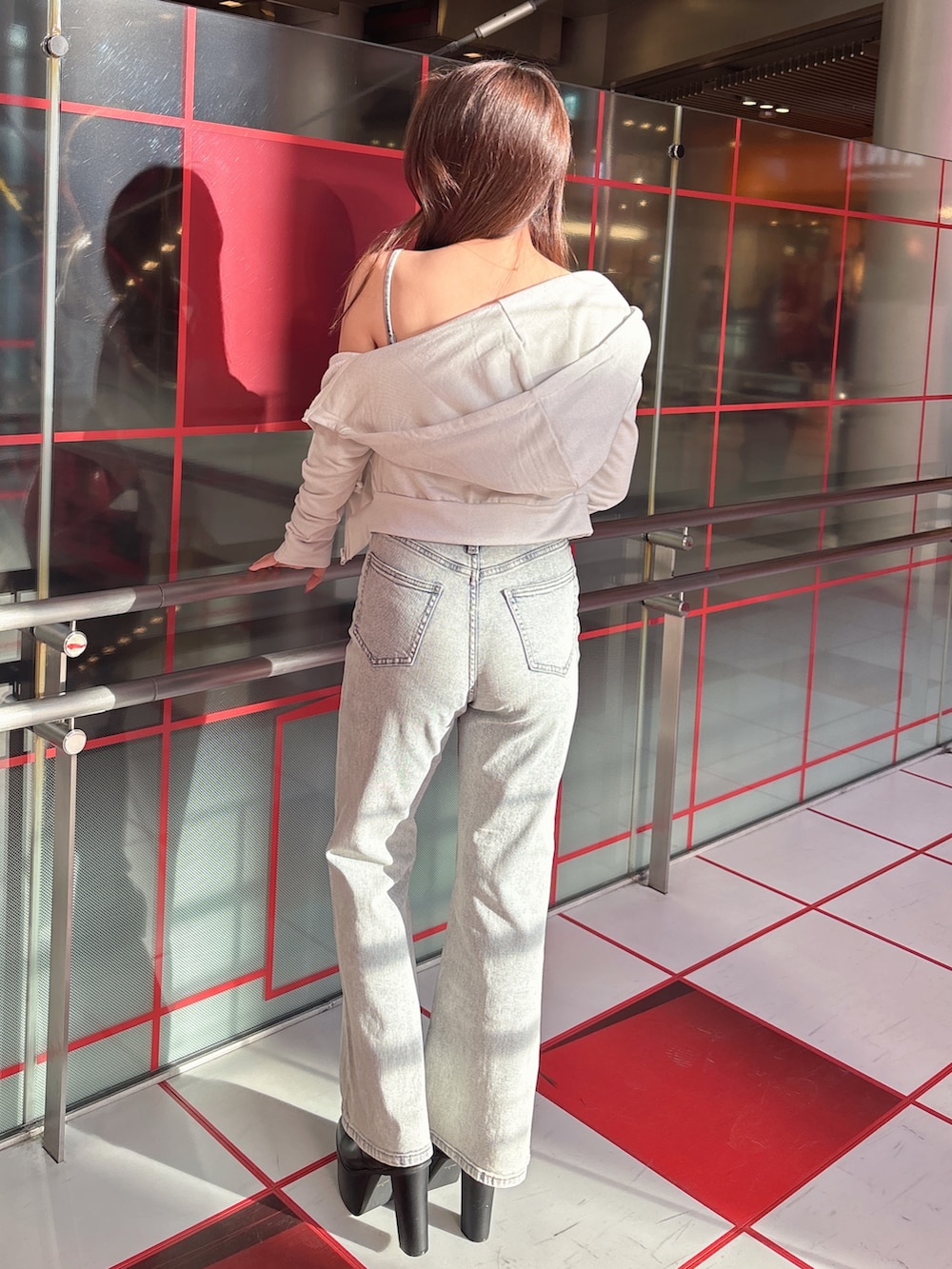 ブルー系のつなぎ/オールインワン、ホワイト系のパーカー、ブラック系のブーツを着用したレディースの冬コーディネートの3枚目の写真