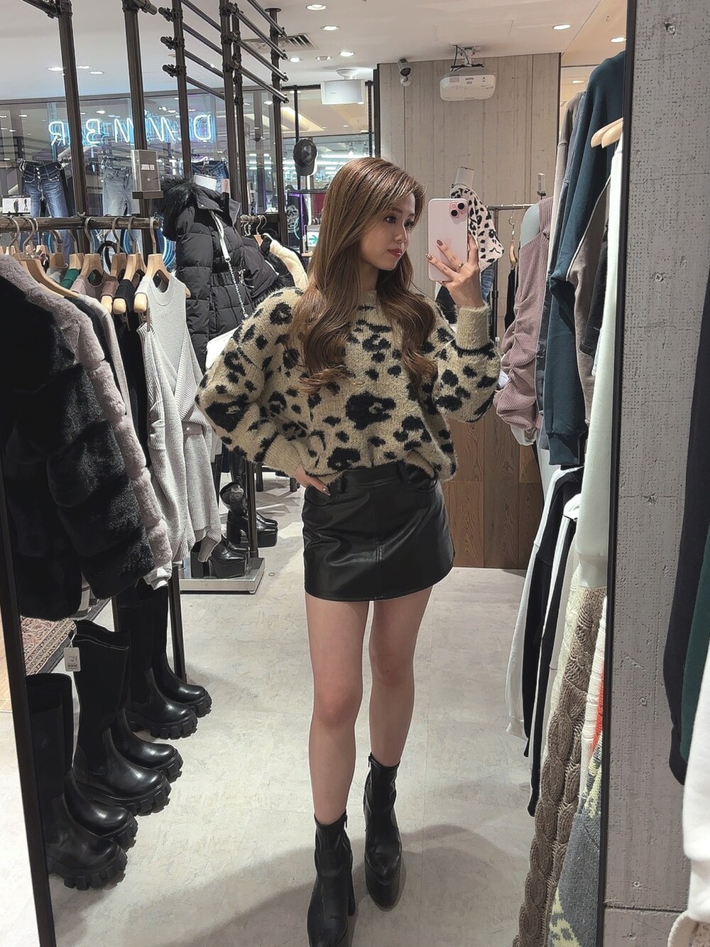 ベージュ系のニット/セーター、ブラック系のスカート、ブラック系のブーツを着用したレディースの冬コーディネートの2枚目の写真