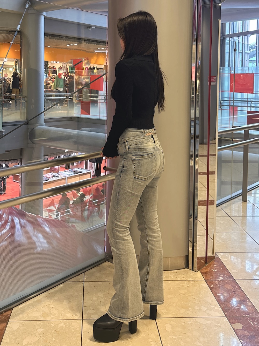 その他のニット/セーター、ブルー系のデニムパンツ、ブラック系のブーツを着用したレディースの春コーディネートの2枚目の写真