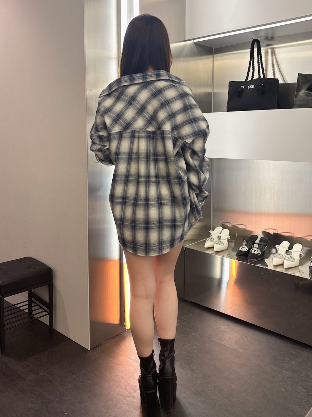 シルバー系のワンピース、ブルー系のシャツ/ブラウス、ブラック系のブーツを着用したレディースの春コーディネートの3枚目の写真