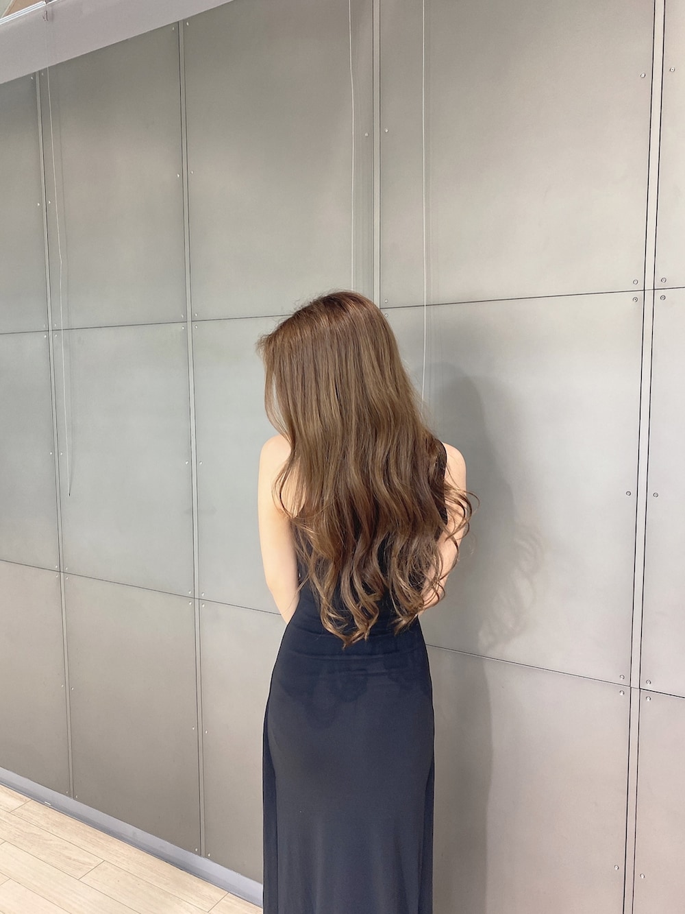 ブラック系のワンピース、ブラック系のブーツを着用したレディースの夏コーディネートの5枚目の写真