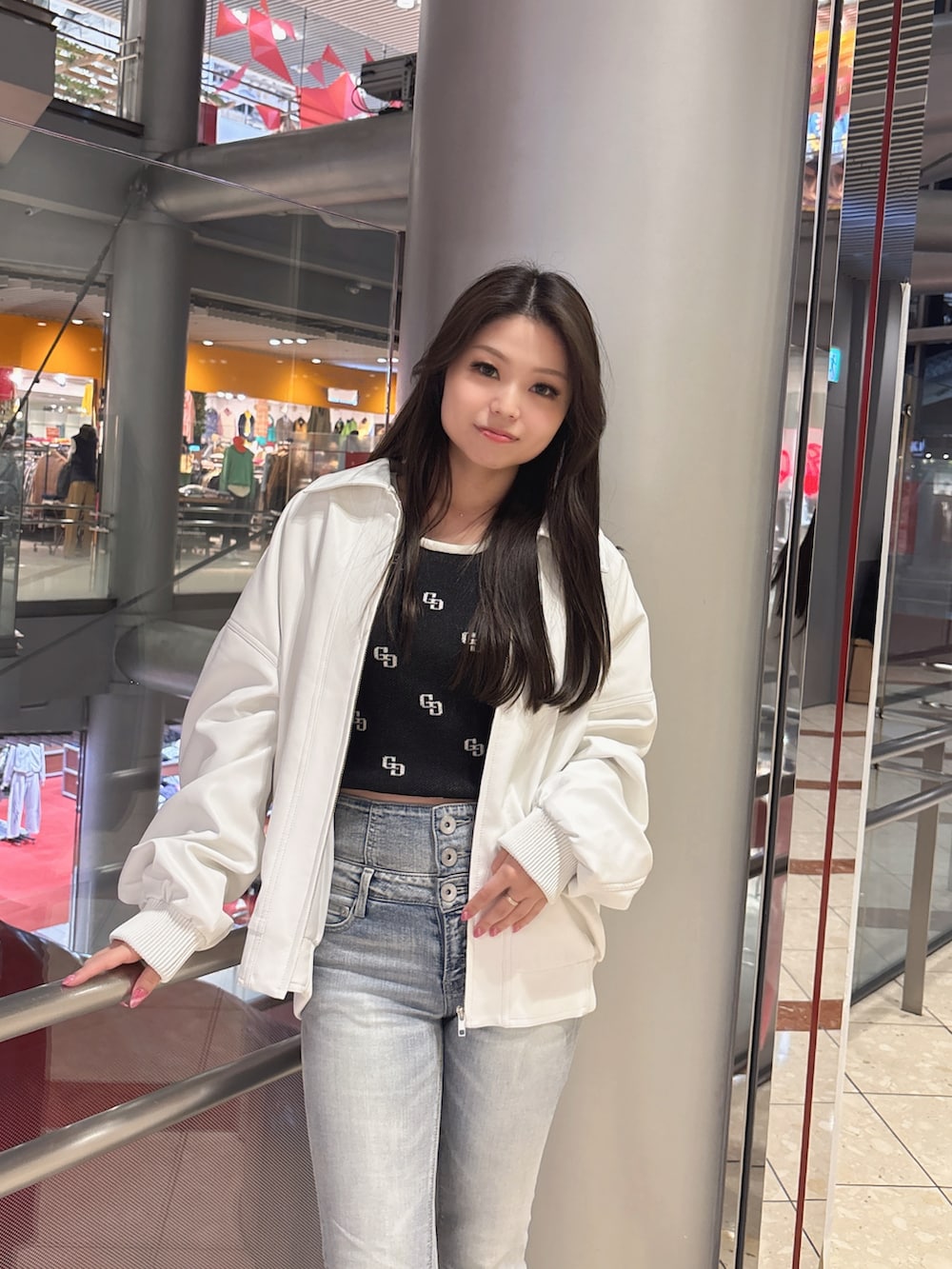 ブラック系のブーツ、ブルー系のデニムパンツ、ブラック系のニット/セーターを着用したレディースの冬コーディネートの4枚目の写真