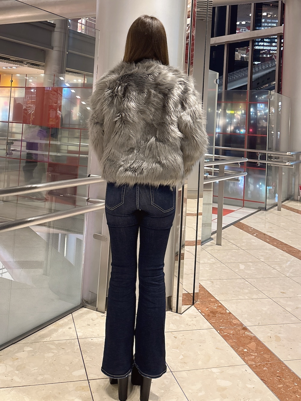 その他のニット/セーター、グレー系のライダースジャケット、ブルー系のデニムパンツを着用したレディースの冬コーディネートの3枚目の写真